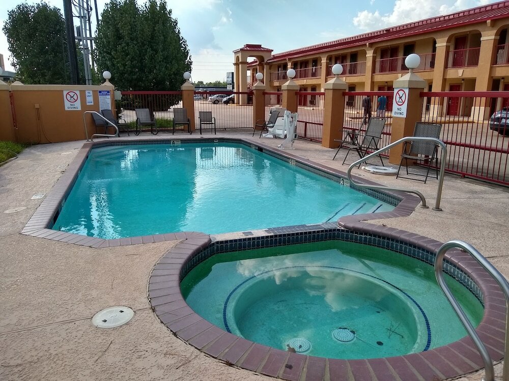 Фото Econo Lodge Inn & Suites West - Energy Corridor