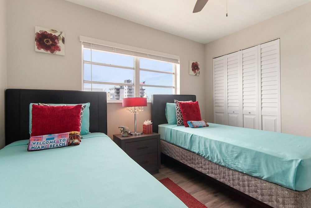 Фото 2Bed 2Bath with Patio on 11 Collins ave