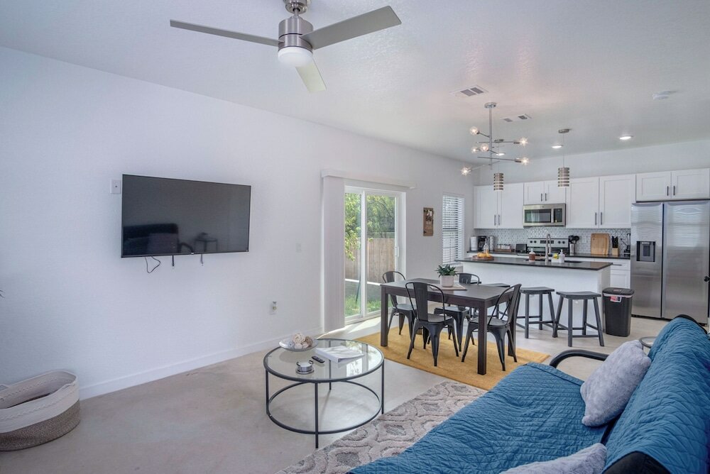 Фото State-of-the-art 3br/2.5ba Home Next to Downtown