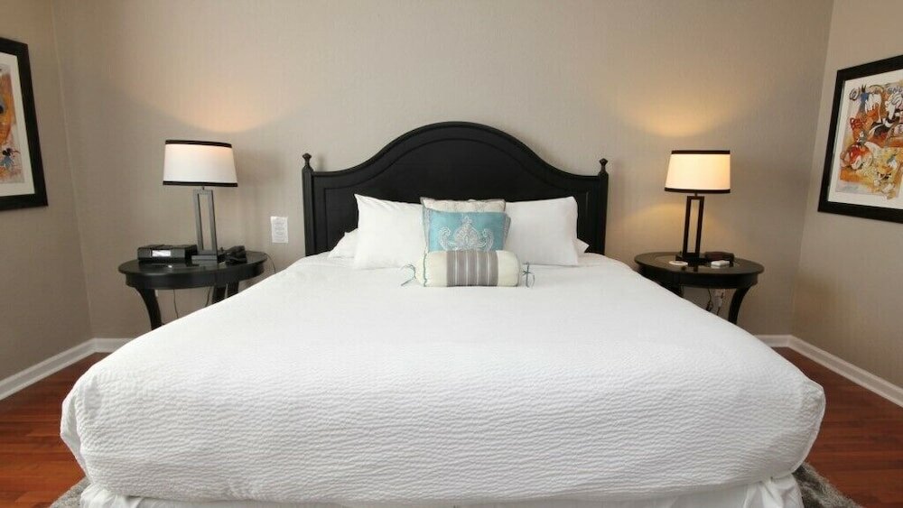 Фото 10-106 2 Bedroom Condo