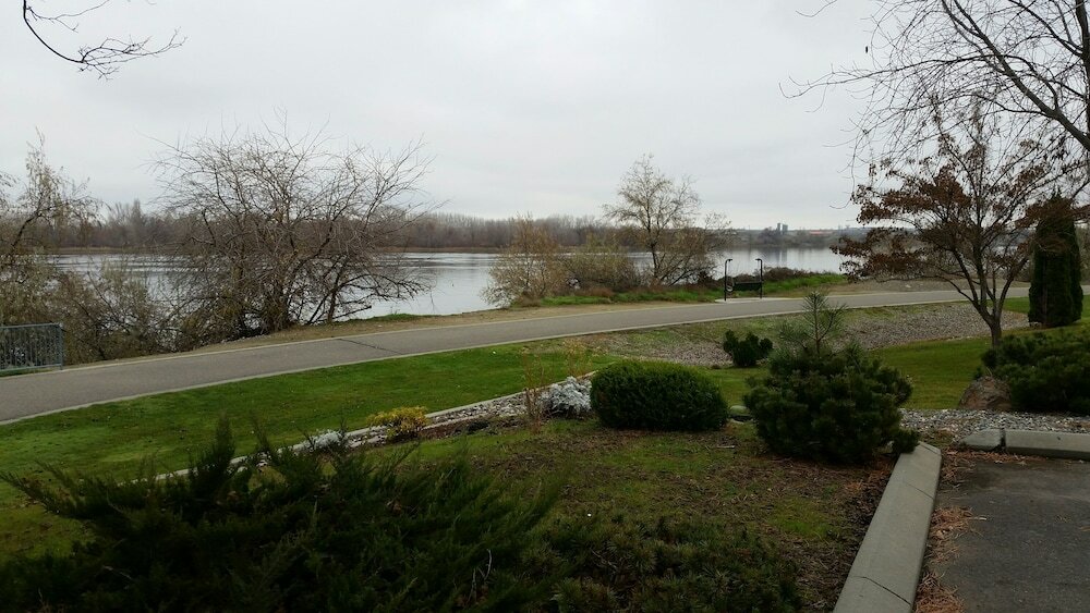 Фото Riverfront Hotel, SureStay Collection by Best Western