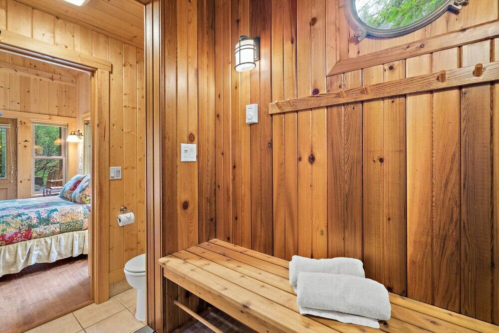 Фото Cabin + Studio: 5 Mi to Mt Rainier Nat'l Park