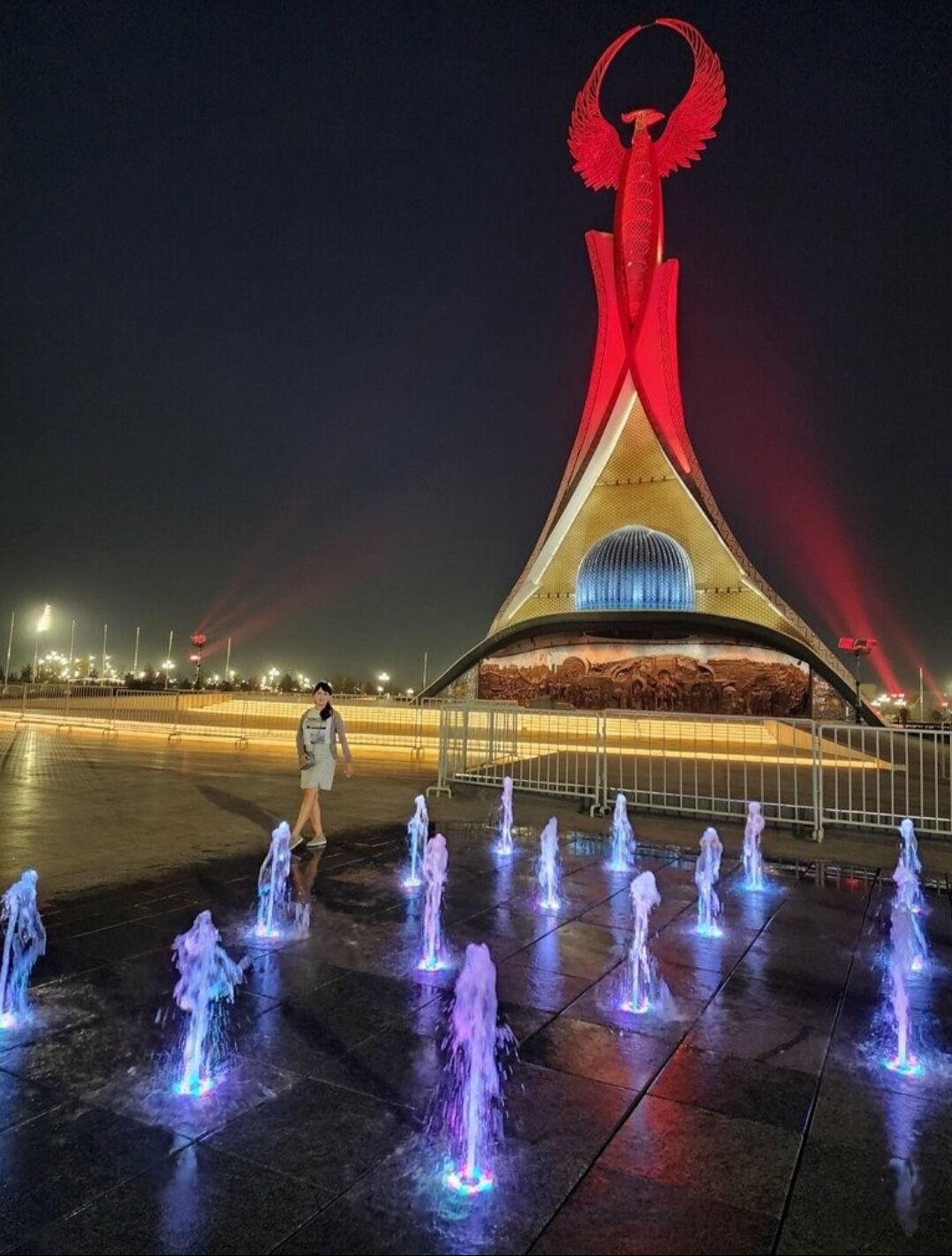 U stol tagiga emaklab, etuk ayolni yaladi