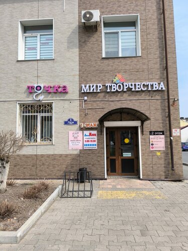 Трусикисіз мөлдір киімдегі қыздар