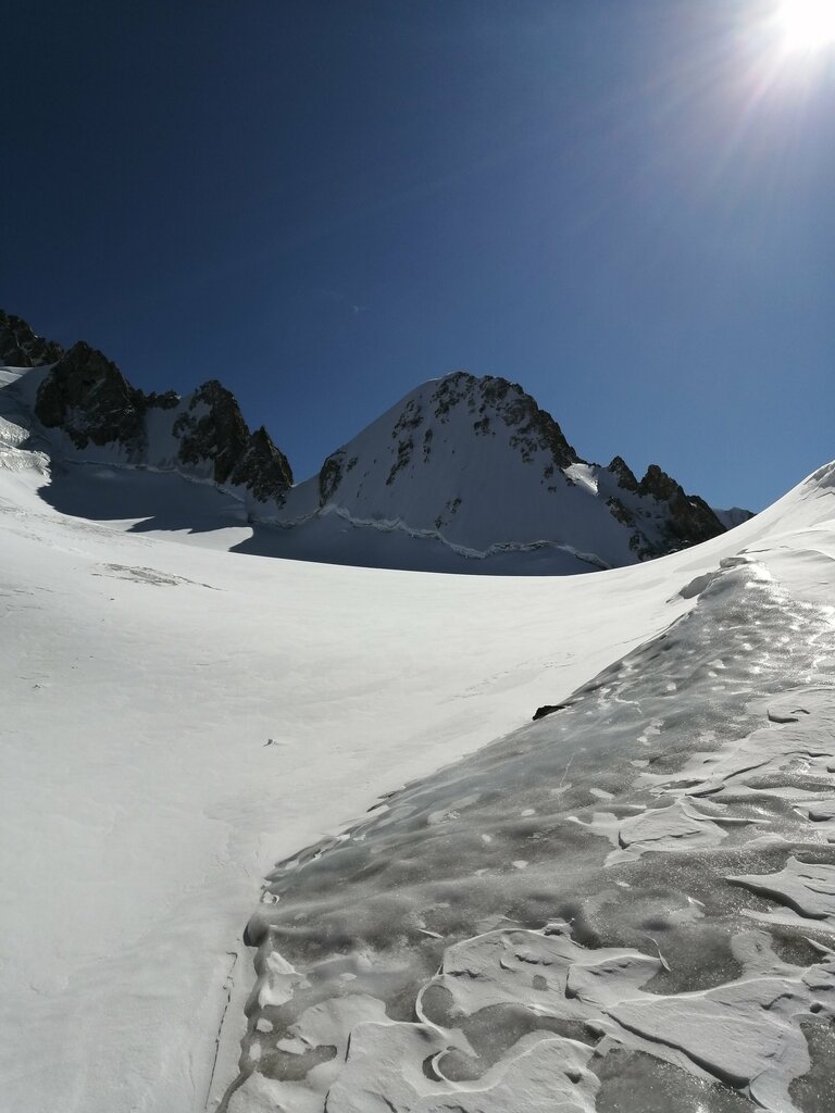 Mountain peak Пик Изыскатель 4570 метров, Chuy Province, photo