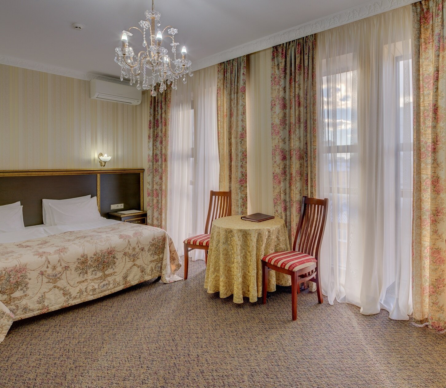 Фото Шери Холл