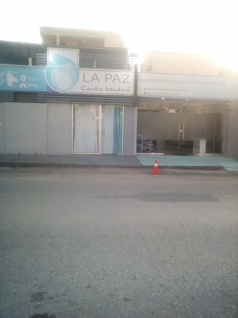 Medical center, clinic Centro Médico La Paz, Loanda, photo