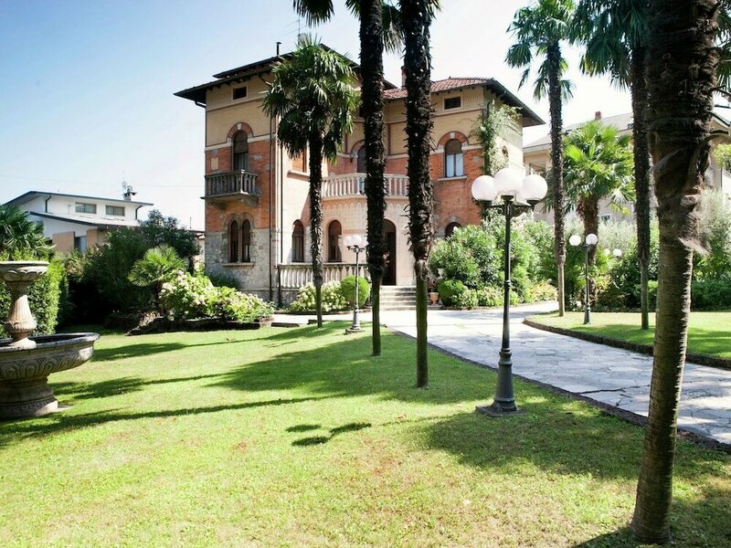 Гостиница Elegant Art Nouveau Villa With Private Pool Near the Lake