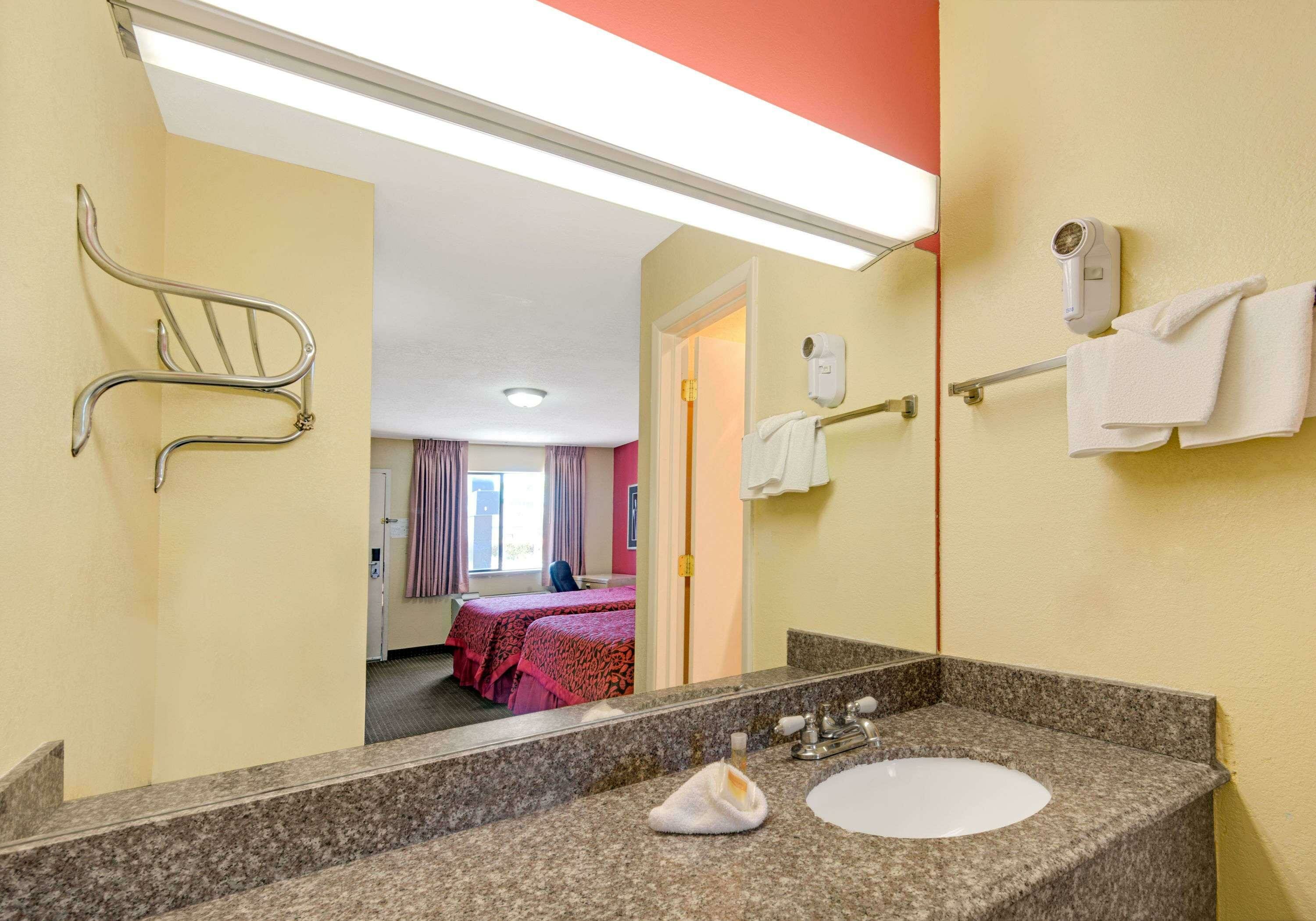 Фото Days Inn by Wyndham East Albuquerque