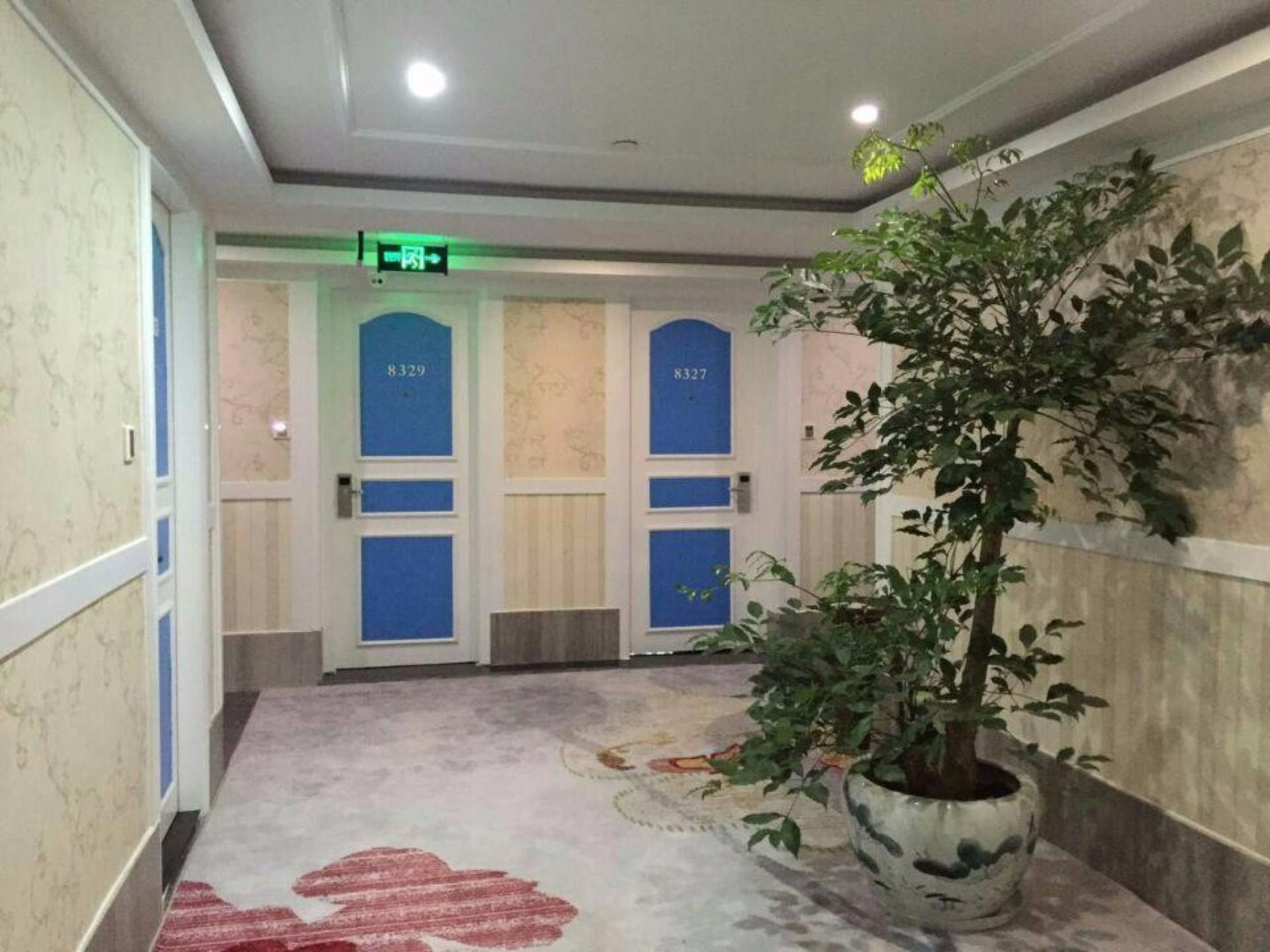 Фото Yiwu Baide Theme Hotel