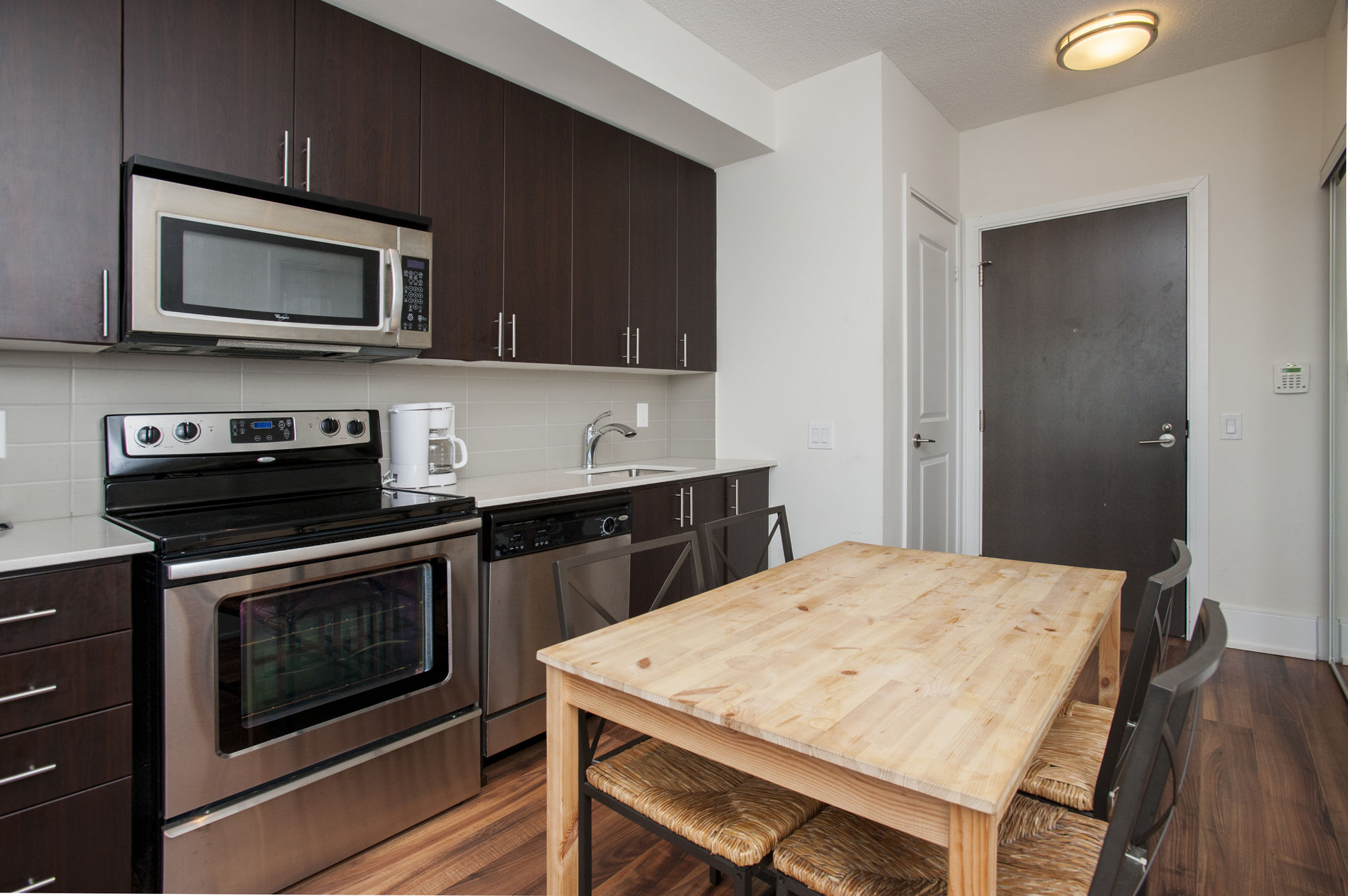 Фото Life Suites - Fort York Central Condo