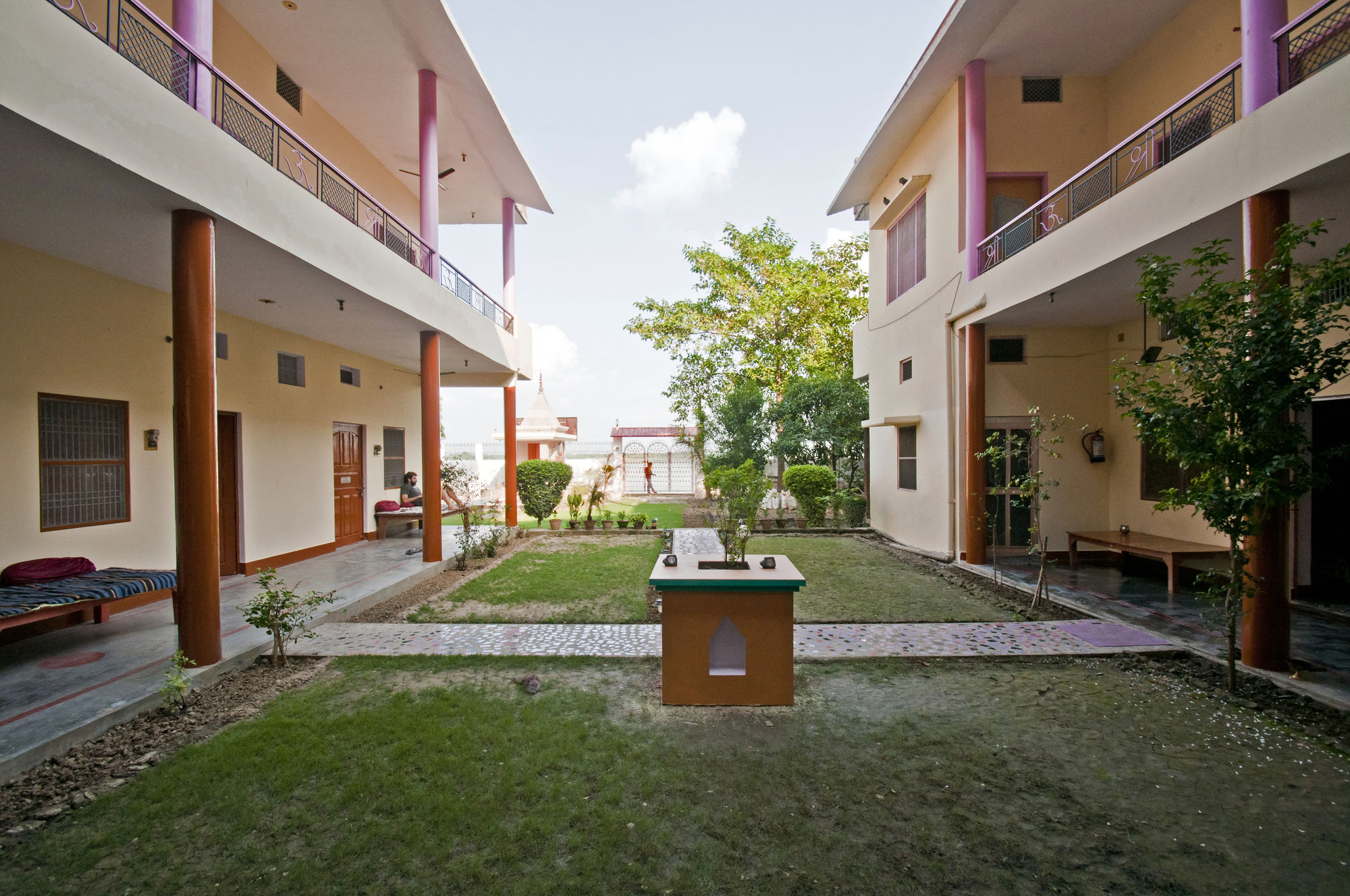 Фото Shri Yoga Mandir Guest House