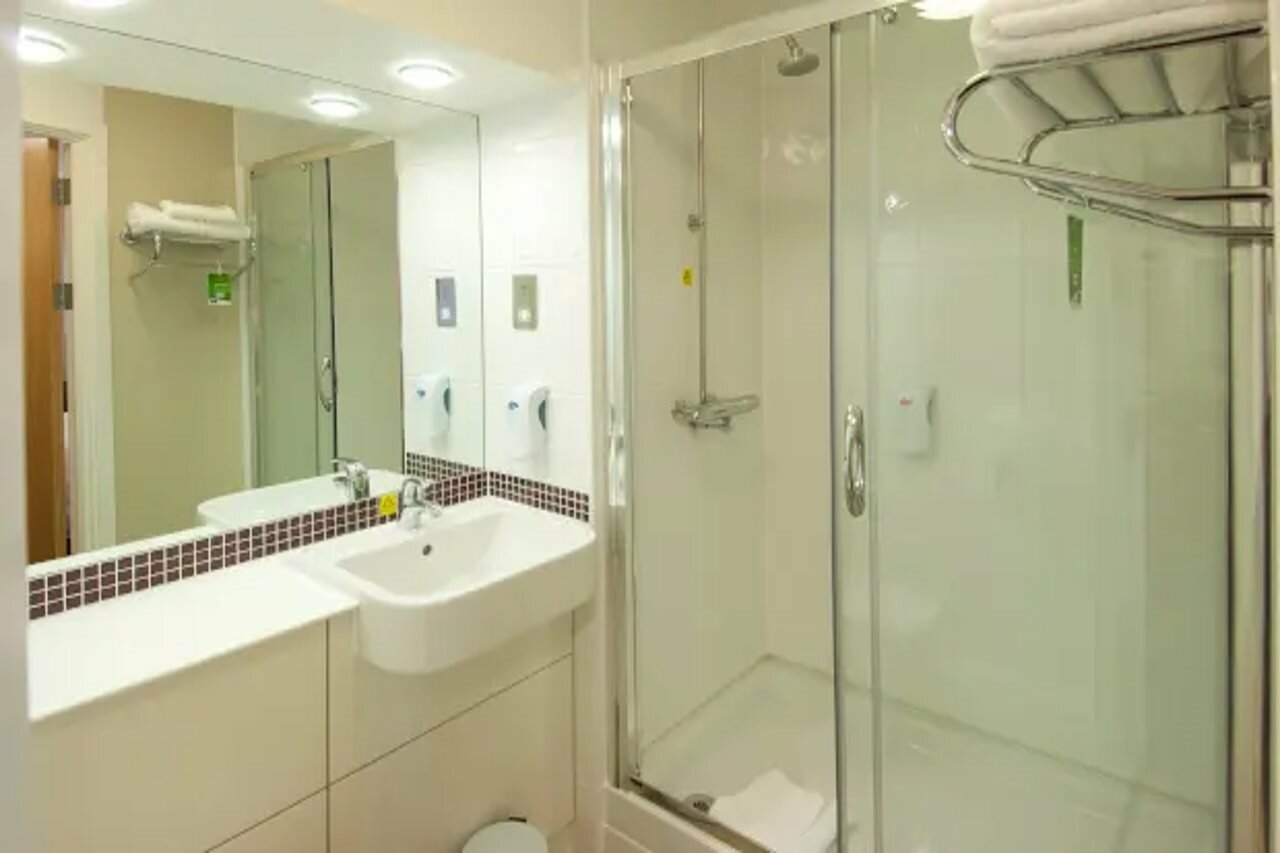 Фото Premier Inn Cardiff City South hotel