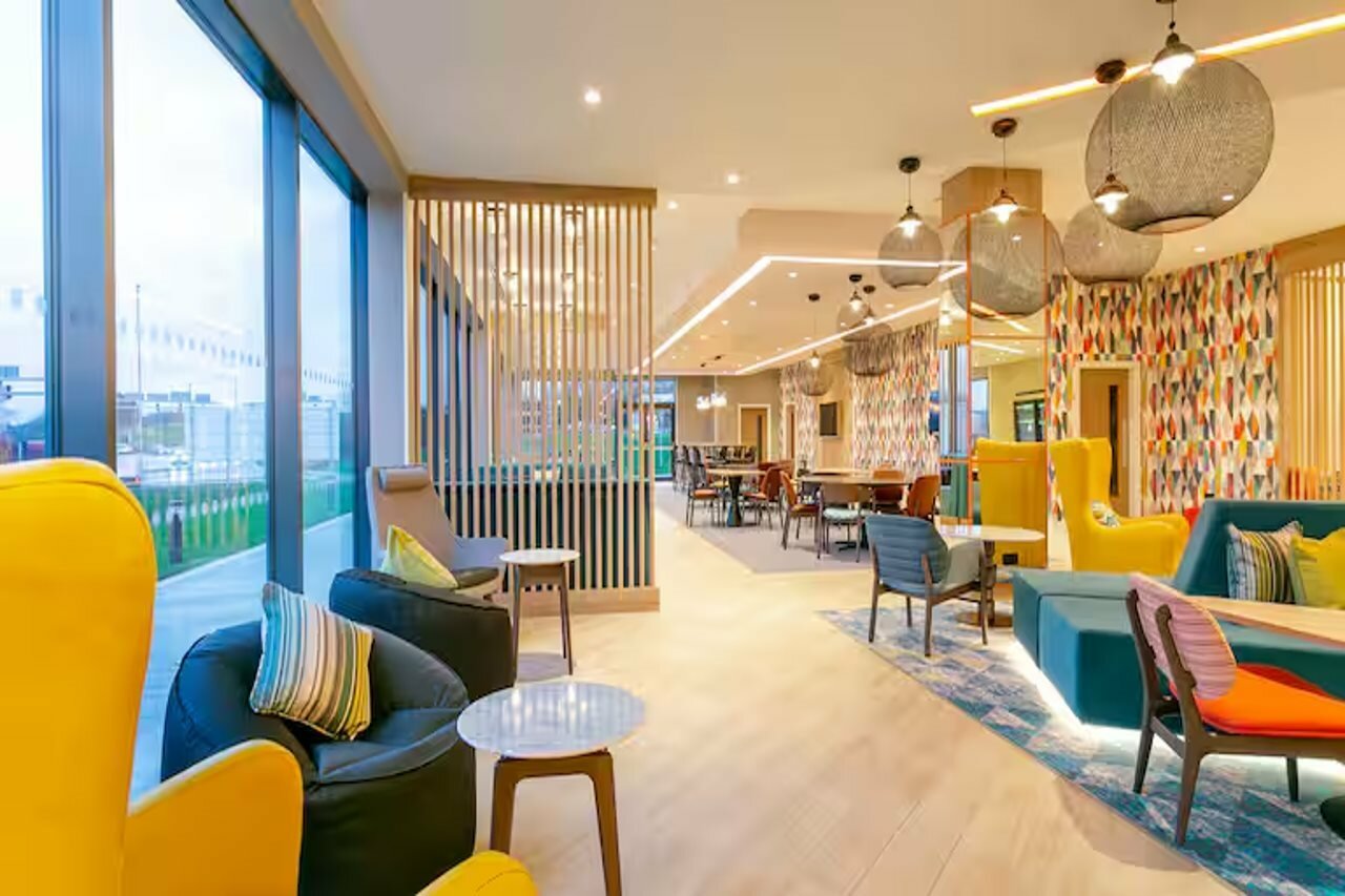 Фото Hampton by Hilton Blackburn