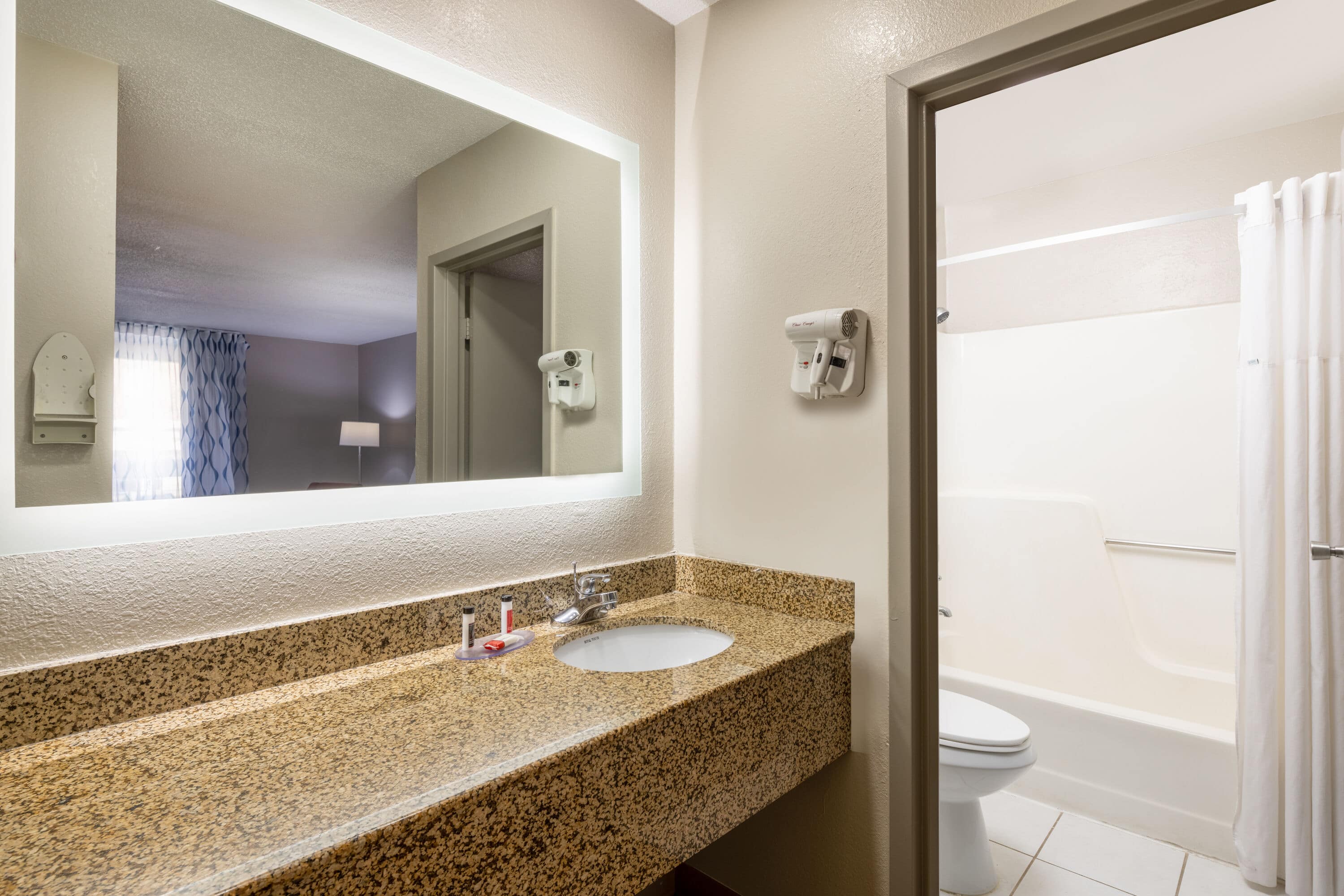 Фото Days Inn by Wyndham Raleigh Midtown