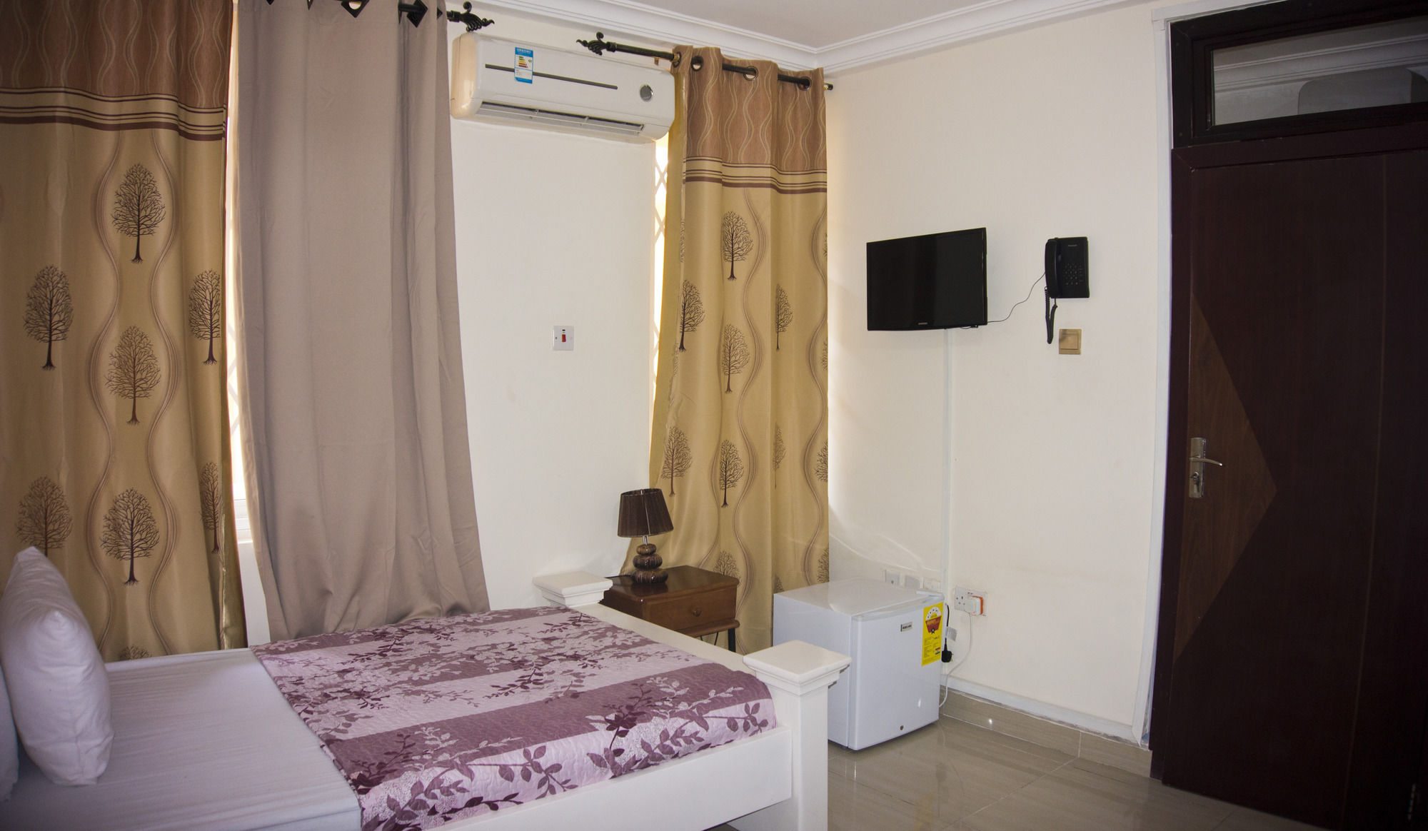 Фото At Home Boutique Hostel and Suite