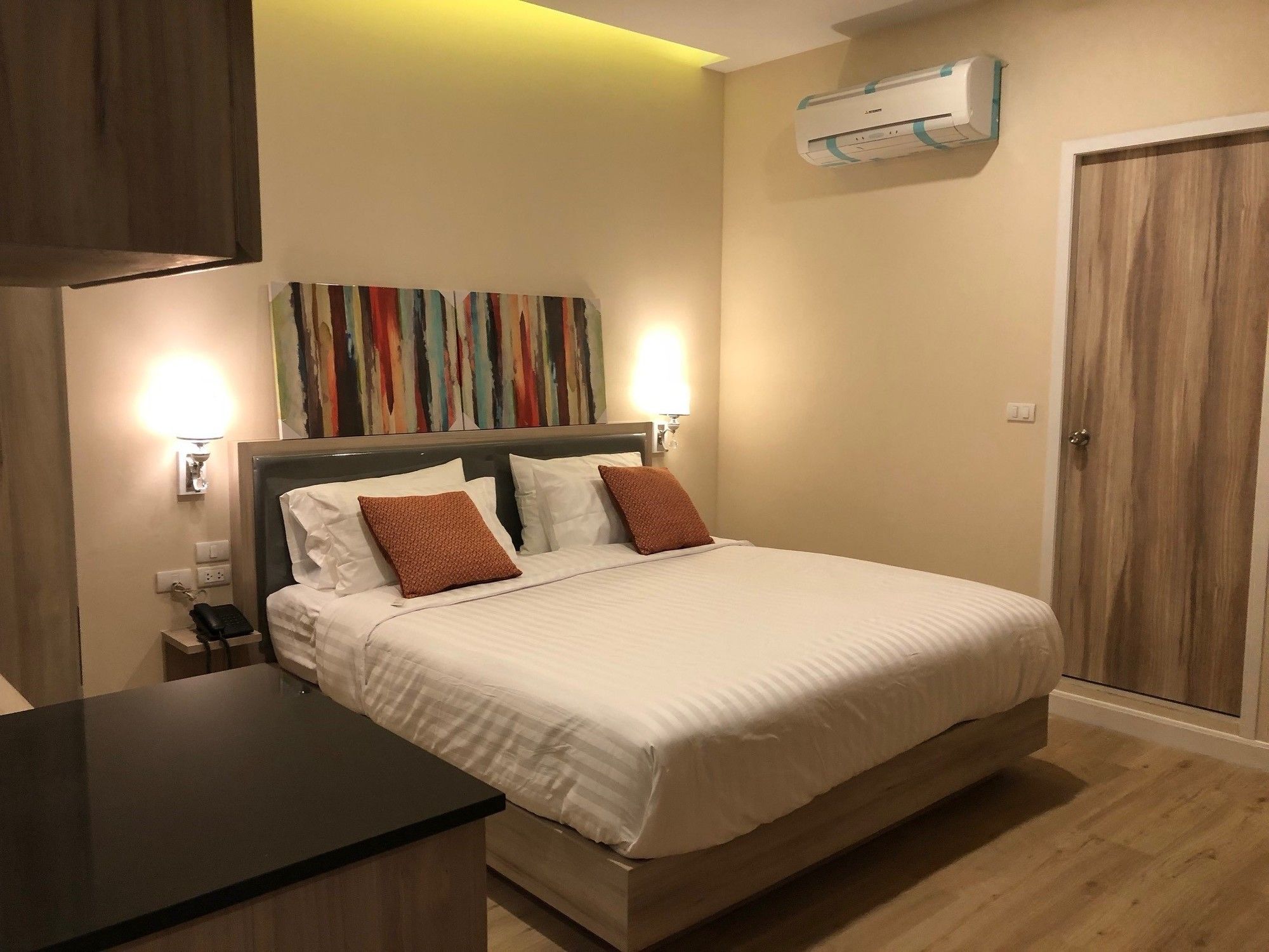 Фото Leela Orchid Hotel