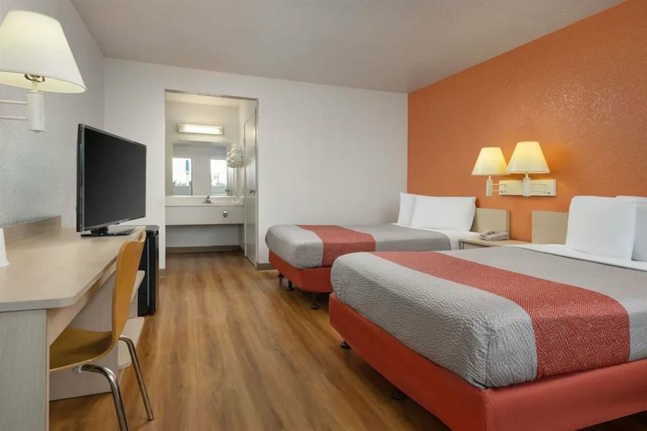 Фото Motel 6 Buena Park, Ca - Knotts Berry Farm - Disneyland