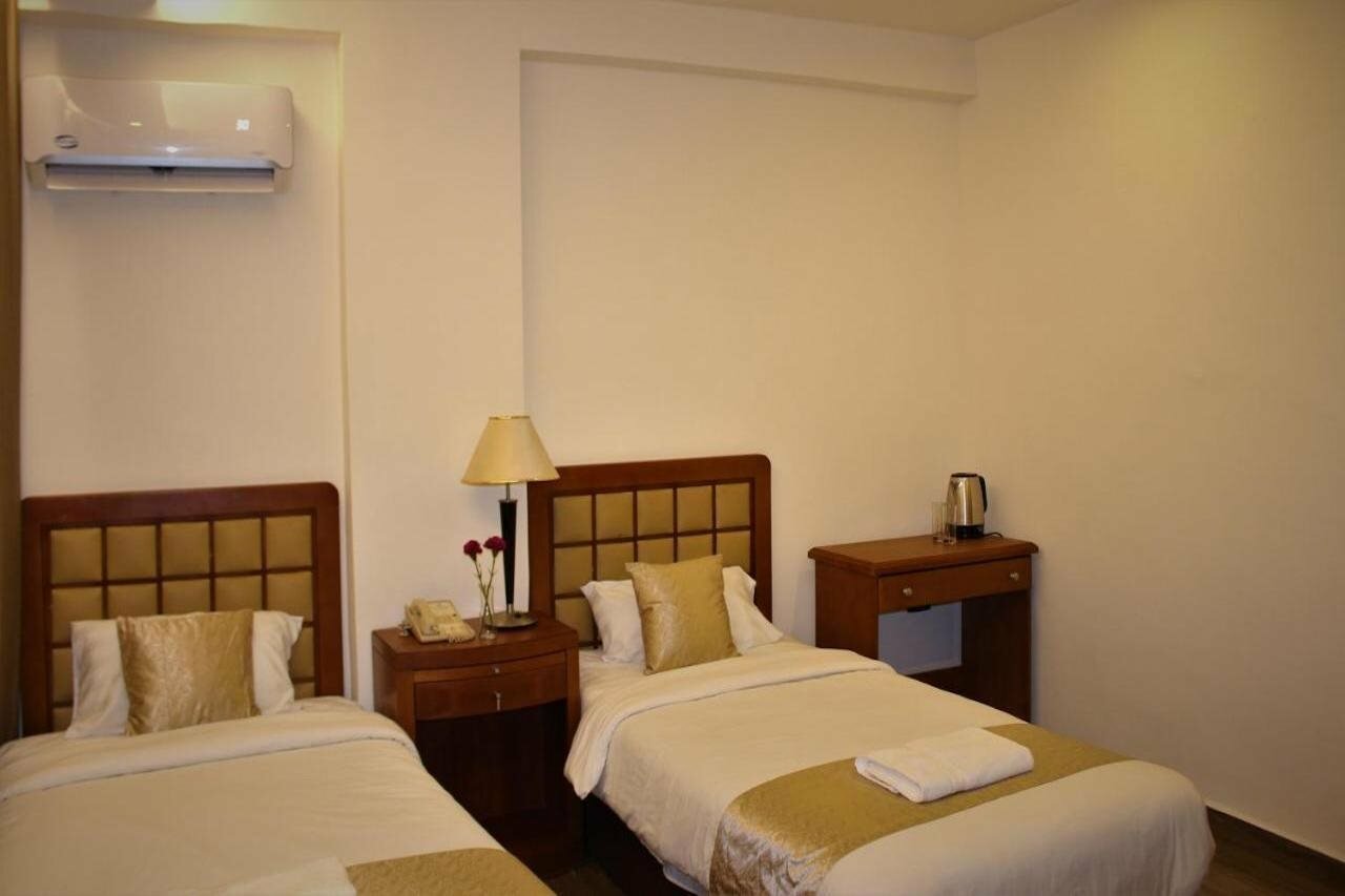 Фото New MerryLand Hotel