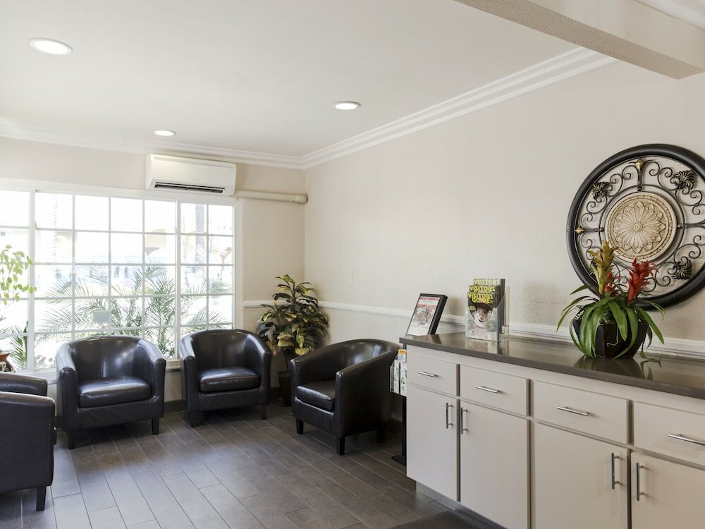 Фото Anaheim Islander Inn and Suites