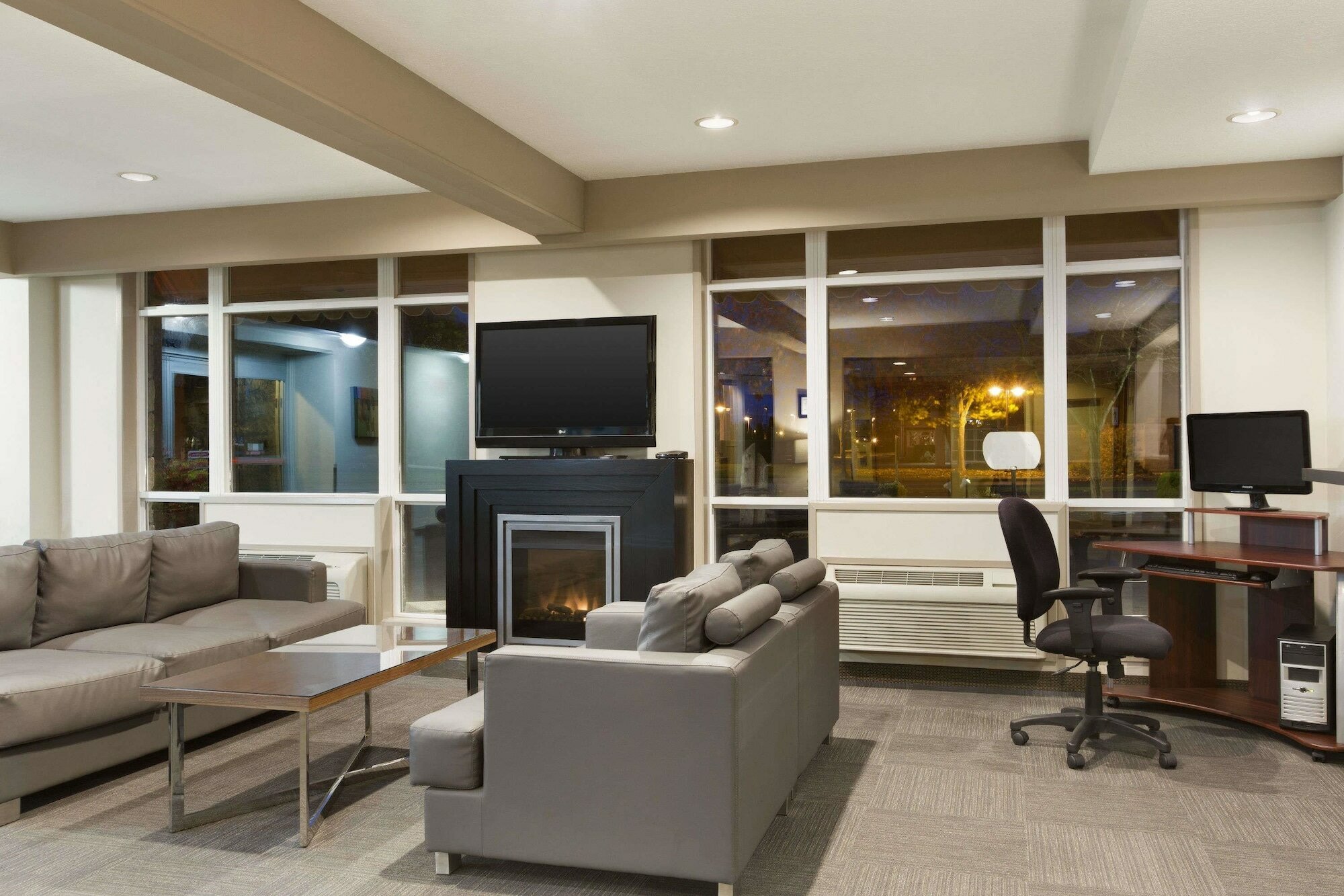 Фото Days Inn by Wyndham Victoria Airport Sidney