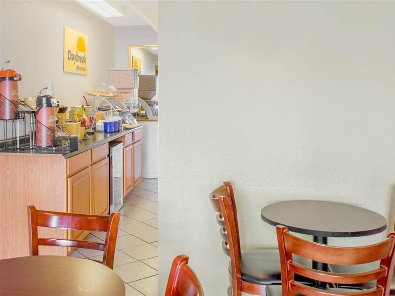 Фото Days Inn by Wyndham Tallahassee University Center