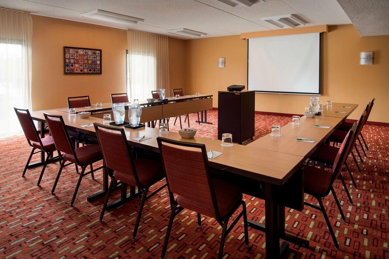 Фото Courtyard by Marriott Chicago Lincolnshire