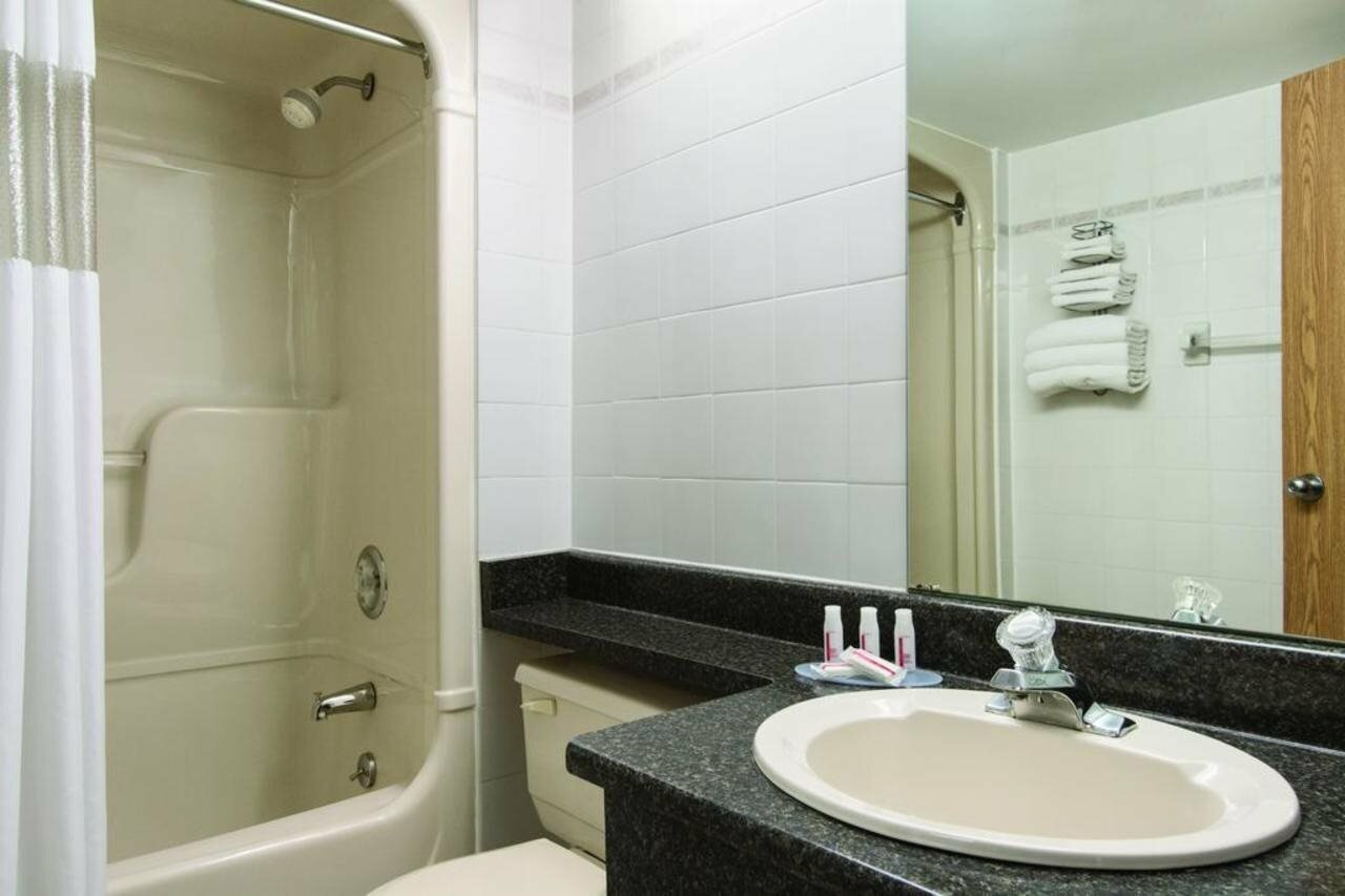 Фото Days Inn by Wyndham Niagara Falls Near The Falls