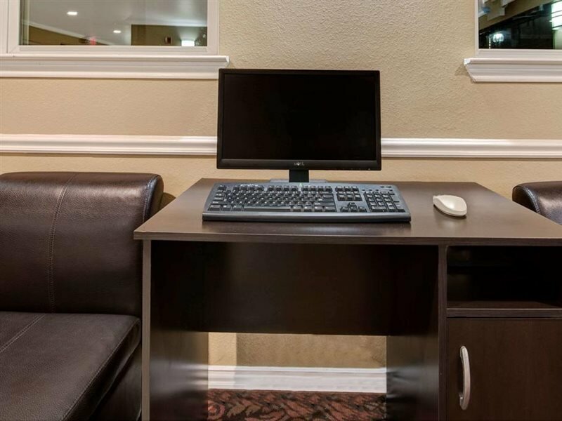 Фото Super 8 by Wyndham Richardson Dallas