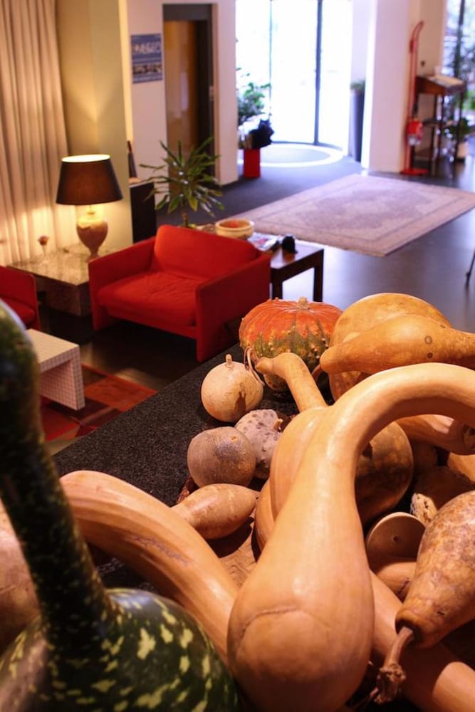 Фото International