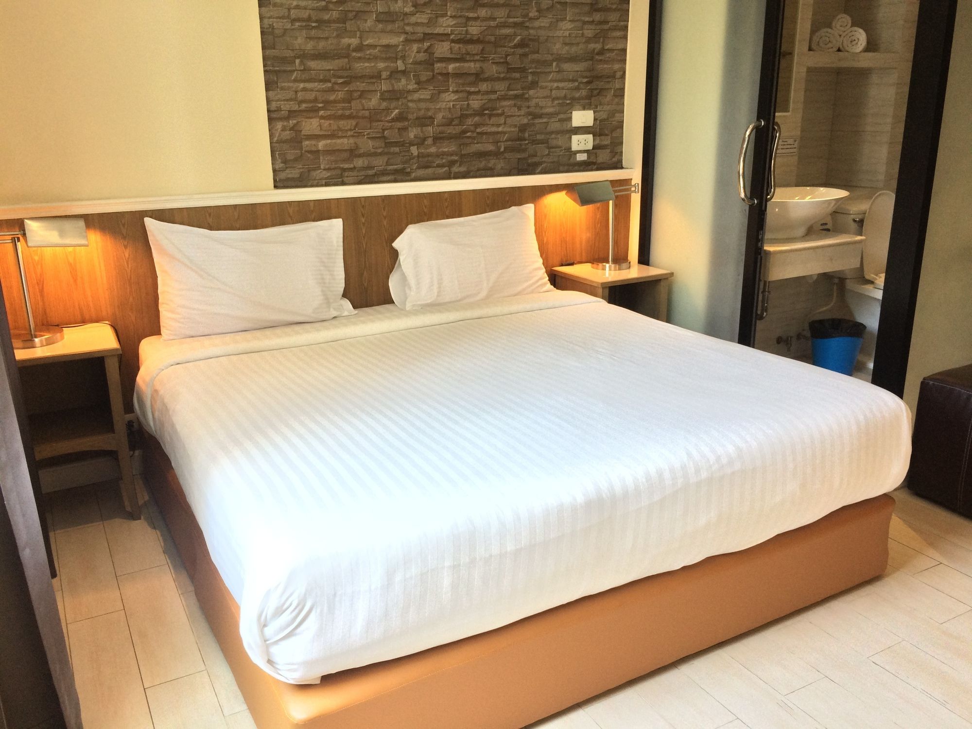 Фото Bourbon St Boutique Hotel