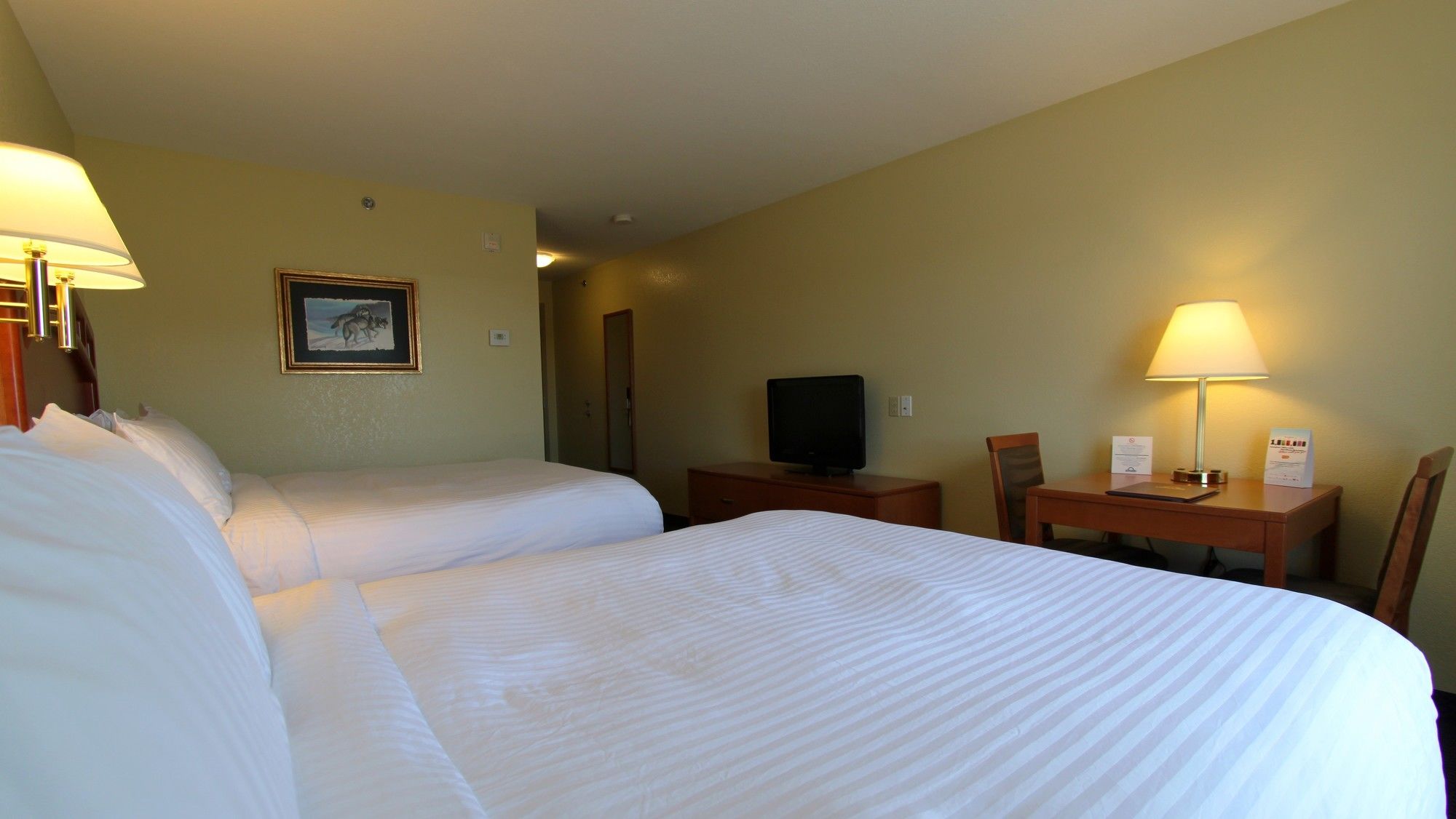 Фото Days Inn & Suites by Wyndham Thompson