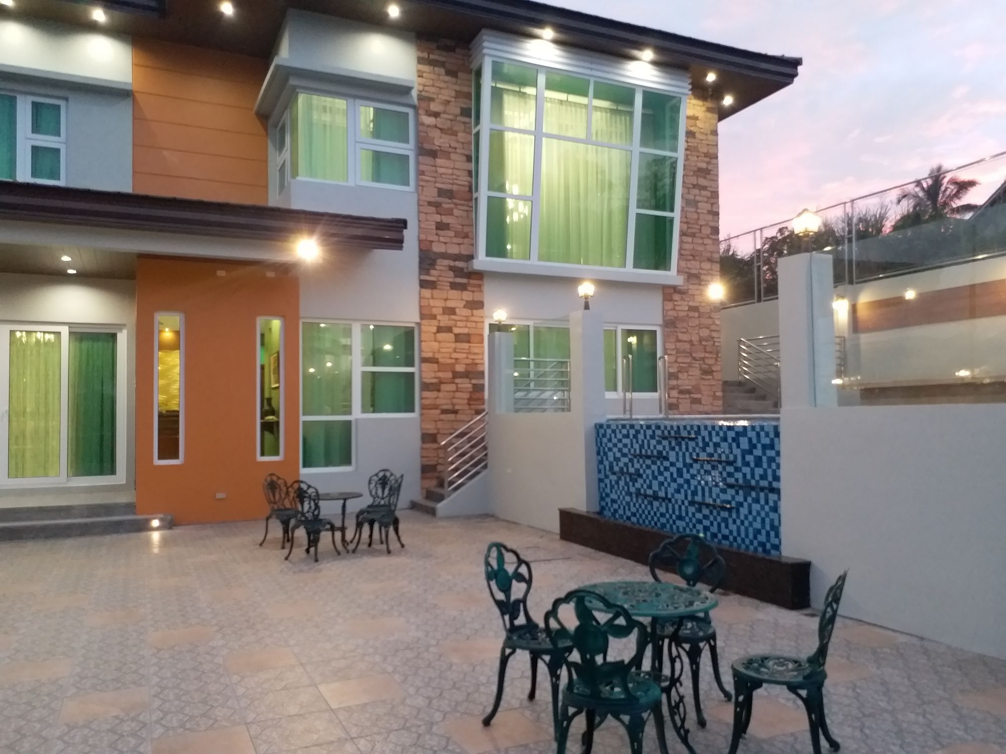 Фото Lee Boutique Hotel Tagaytay