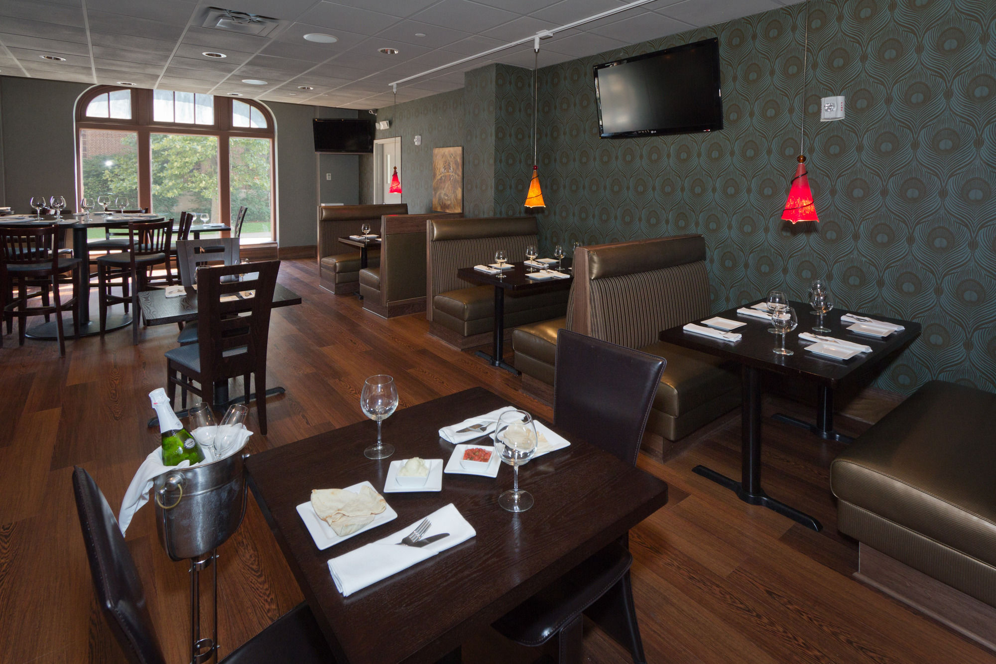 Фото The Tudor Arms Hotel Cleveland - a DoubleTree by Hilton