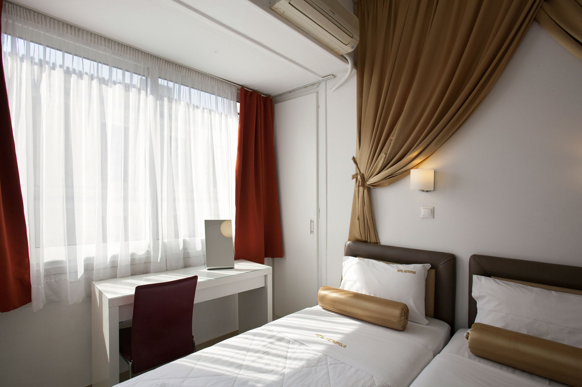 Фото Metropolis Hotel