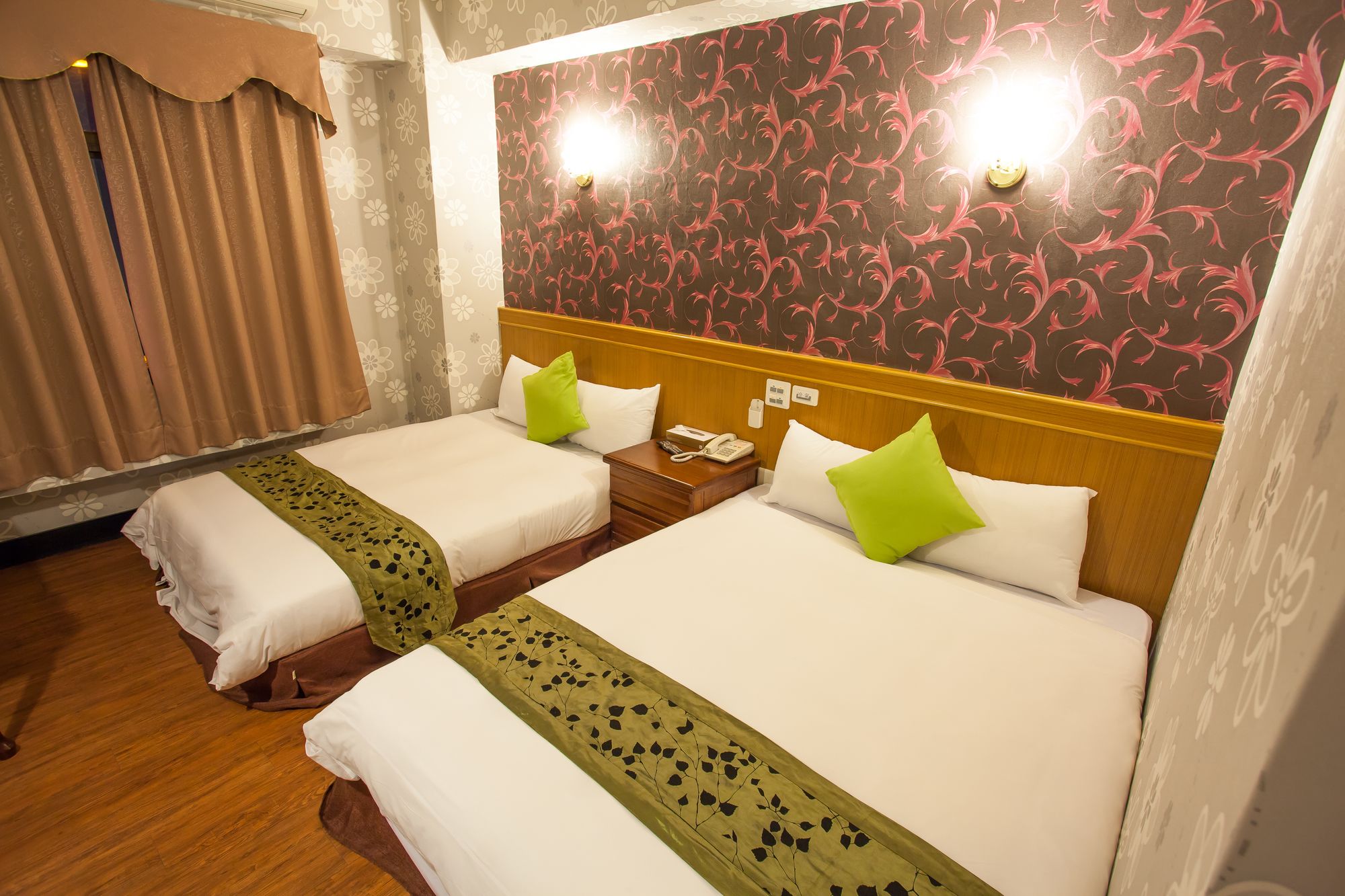 Фото Chiayi Crown Hotel