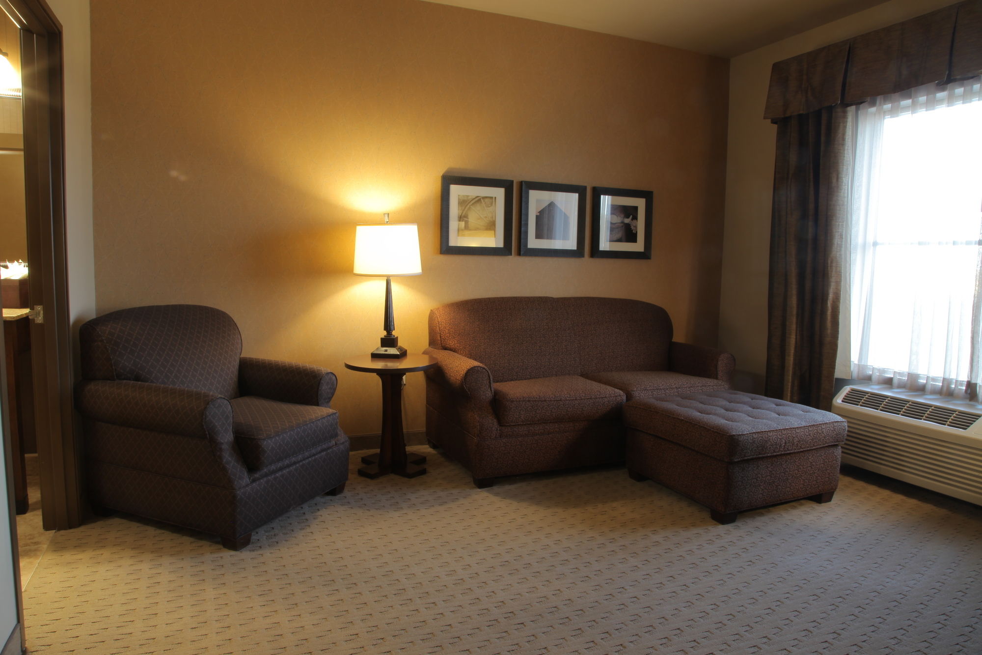 Фото Teddy's Residential Suites Watford City