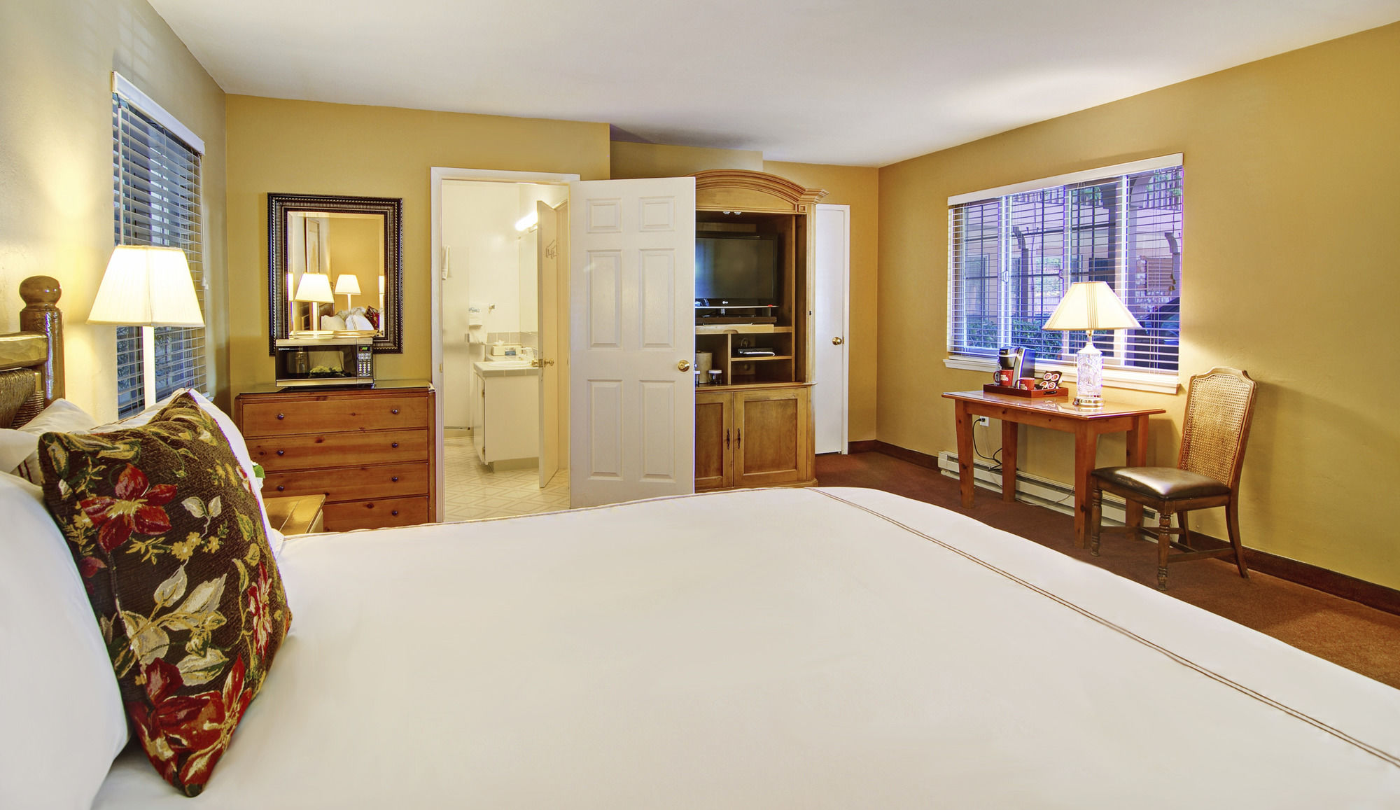 Фото Candle Light Inn