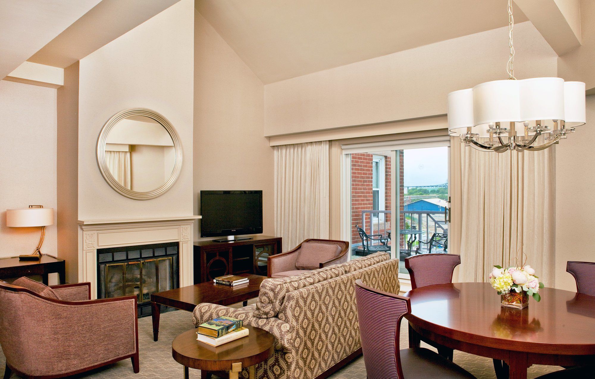 Фото Sheraton Portsmouth Harborside Hotel