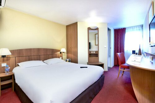Гостиница Kyriad Geneve - Saint-Genis-Pouilly