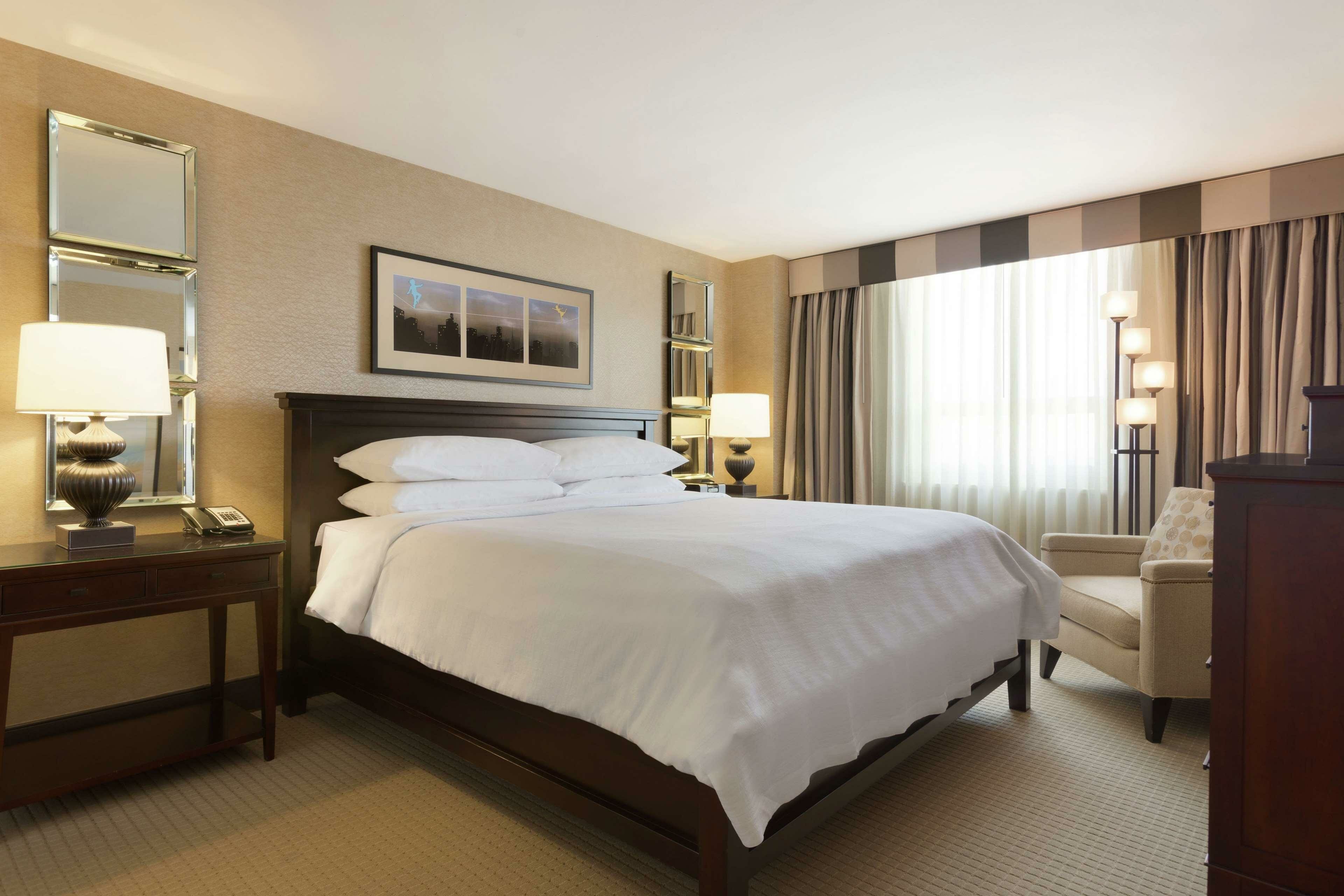 Фото Embassy Suites Baltimore-Downtown