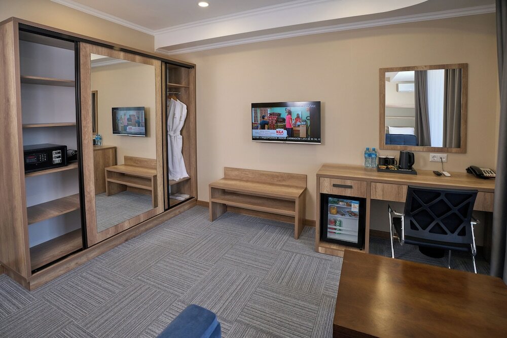 Фото Crown Hotel