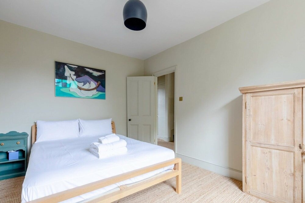 Фото Spacious & Elegant 2bd Victorian Flat - Islington!