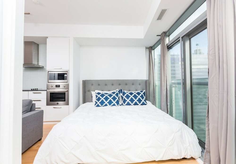 Фото Downtown-CN Tower-Jays