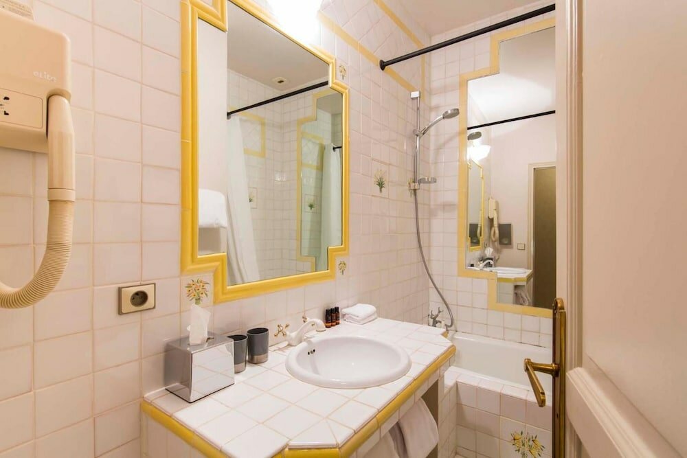 Фото Les Trois Lys