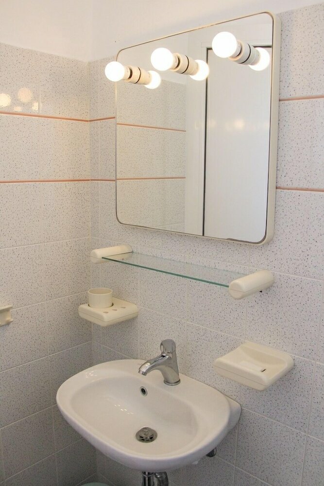 Фото Blue Dolphin Studios & Apartment