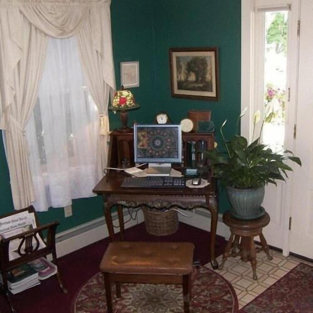 Фото Cedar Crest Inn