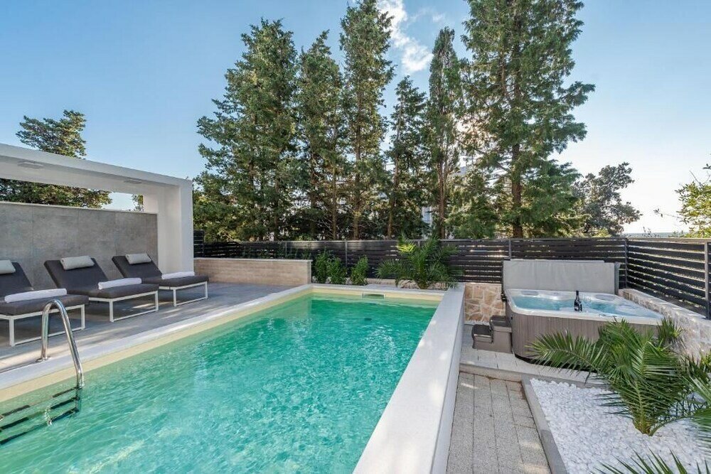 Фото Sunset apartment with private pool and jacuzzi