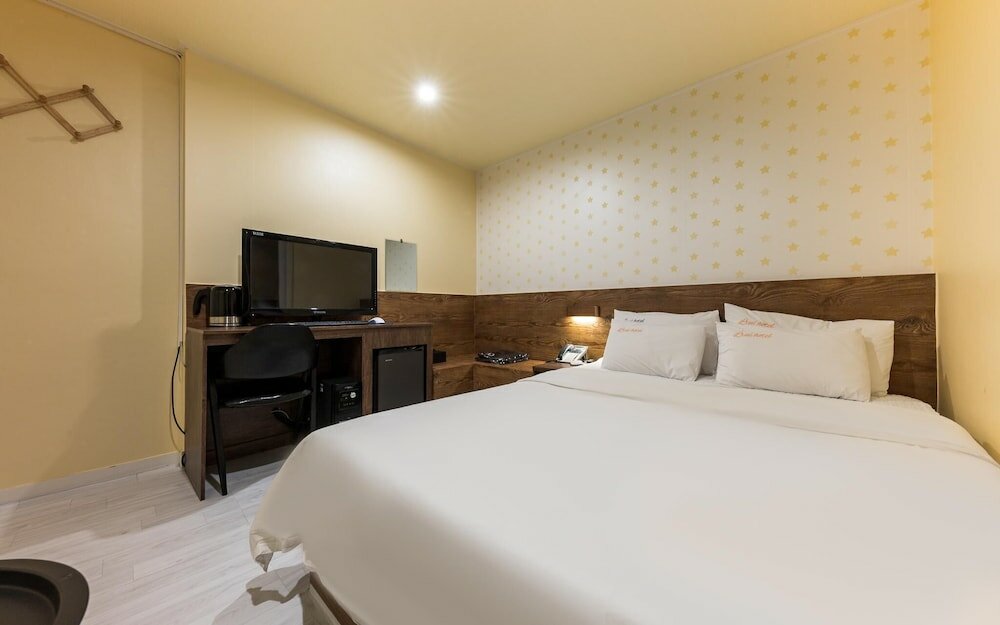 Фото Changwon Jinhae Hotel Lrui