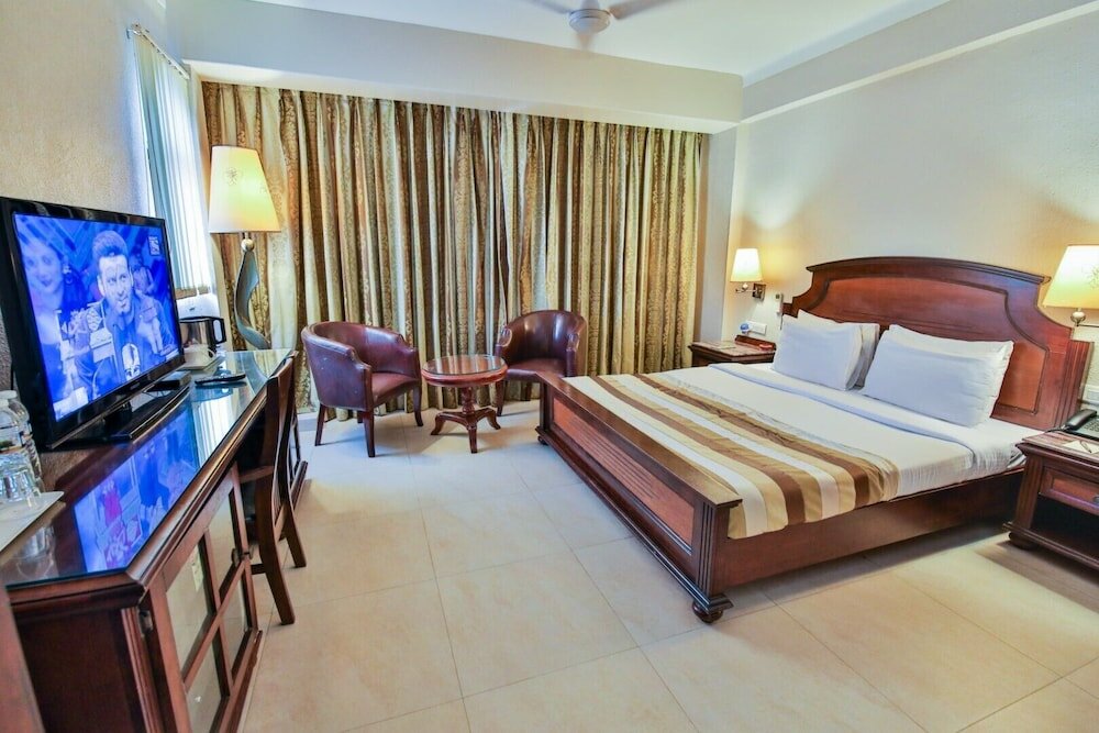 Фото Neelams The Glitz